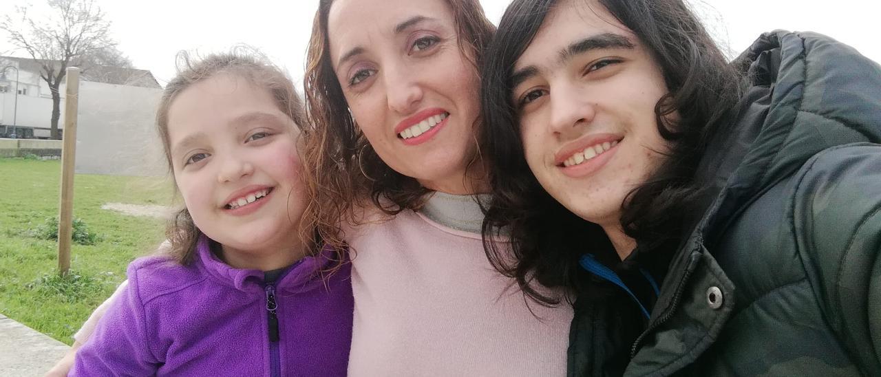 Paula junto a su madre y su hermano.