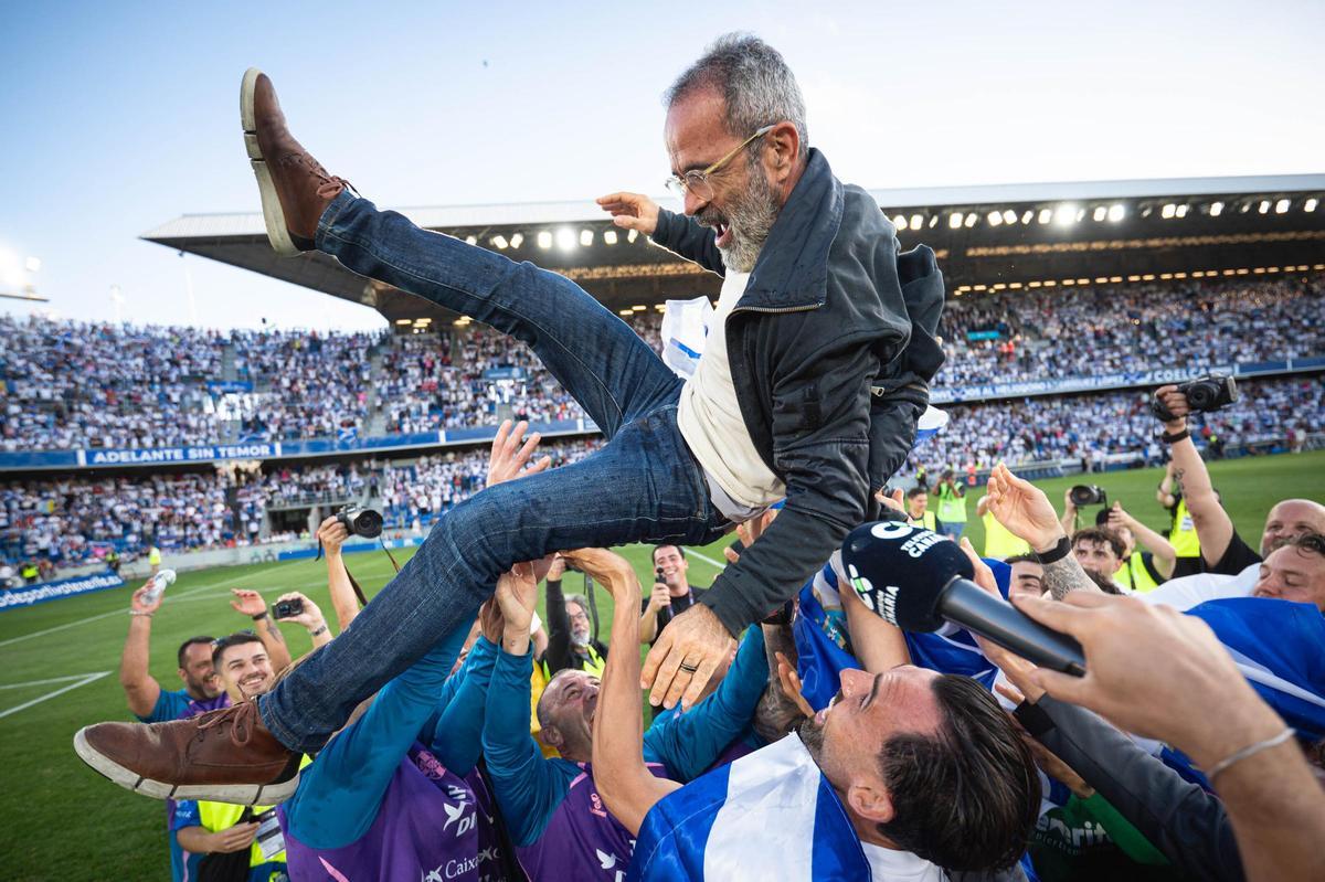 Álvaro Cevera, manteado por sus futbolistas tras el ascenso a Segunda División.