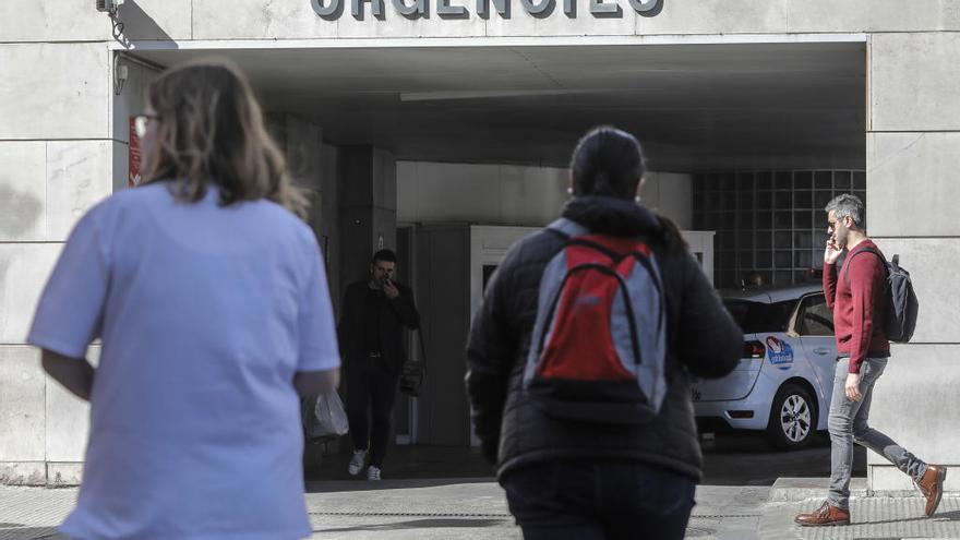 Personal sanitario en la puerta de Urgencias de Hospital Clínico de València.