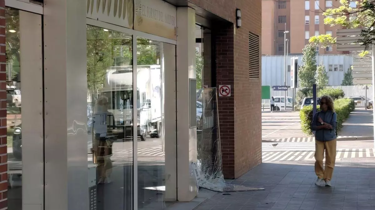 Roba una caixa enregistradora d'una fleca de Figueres, l'arrossega pel carrer i l'acaba deixant abandonada