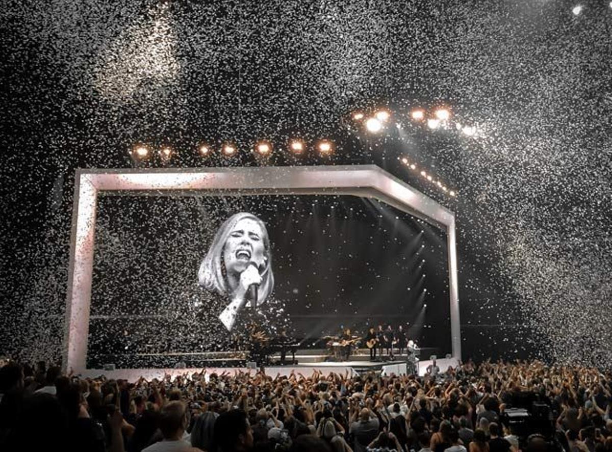 Adele durante su concierto en Los Ángeles.