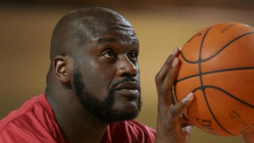 Saquille O&#039;Neal lanza a canasta.