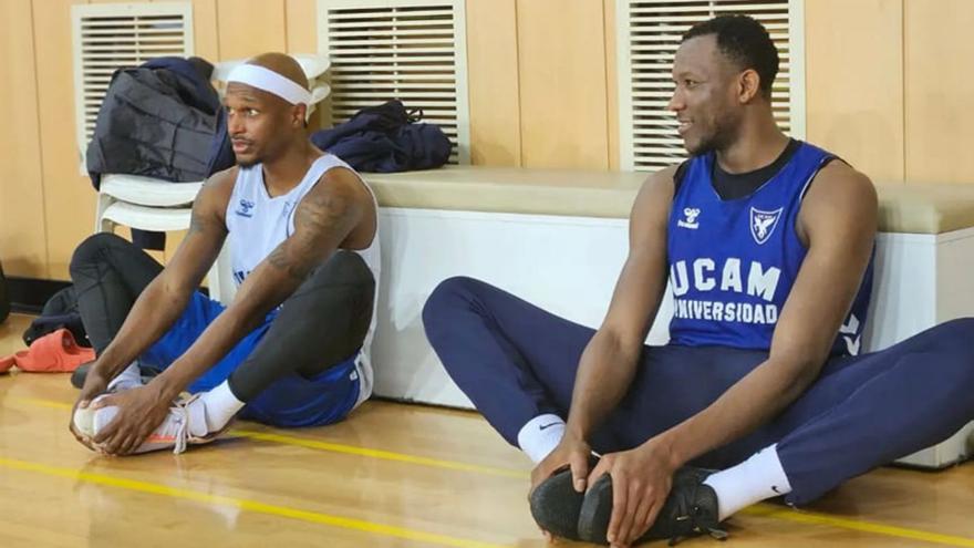 Thad McFadden y Jordan Sakho, del UCAM Murcia, durante un entrenamiento.  | PRENSA UCAM CB