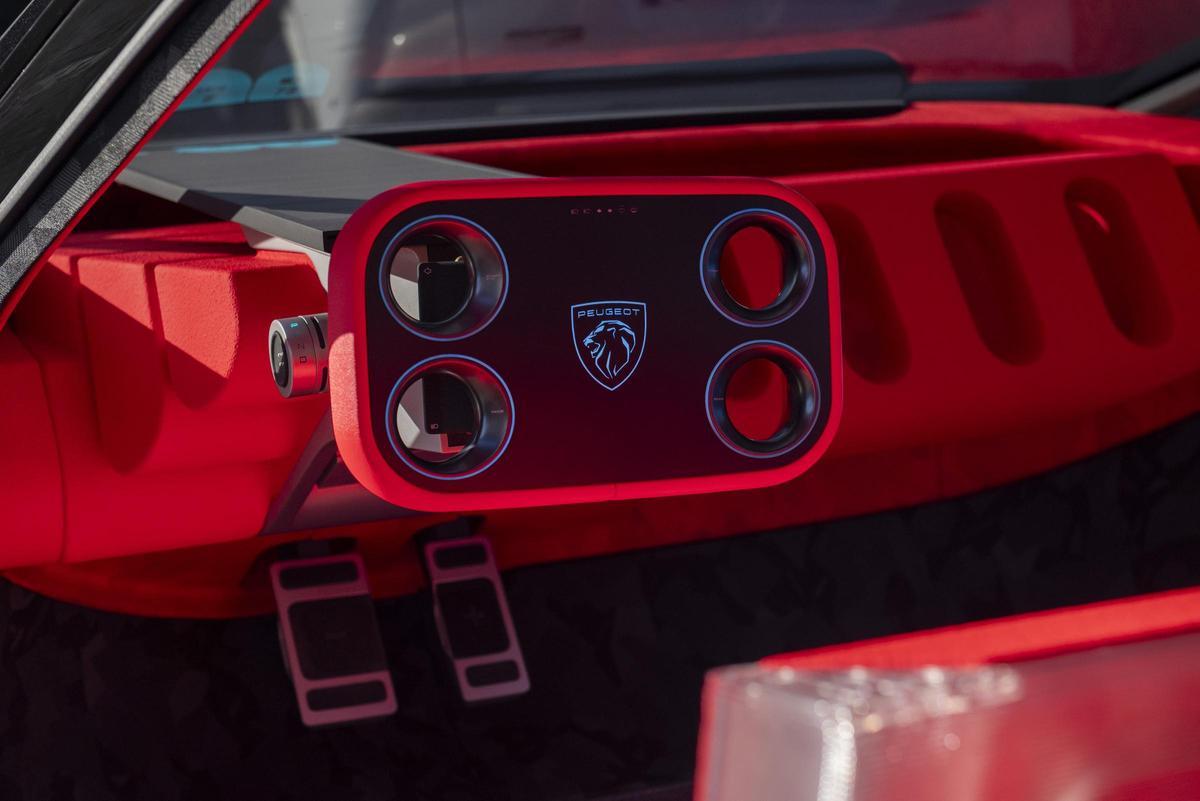 El Polygon Concept se atreve a redefinir elementos icónicos como el tradicional volante circular, poniendo en su lugar el Hypersquare