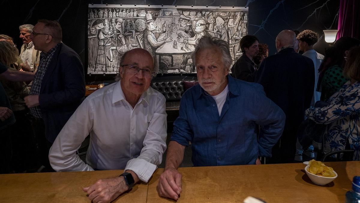 Javier Marsical junto a javier de las Muelas en una de las barras de la coctelería Dry Martini con la particular versión del ilustrador de Los jugadores de cartas colgada detrás en la pared, en la que Mariscal se rinde a Cézanne.