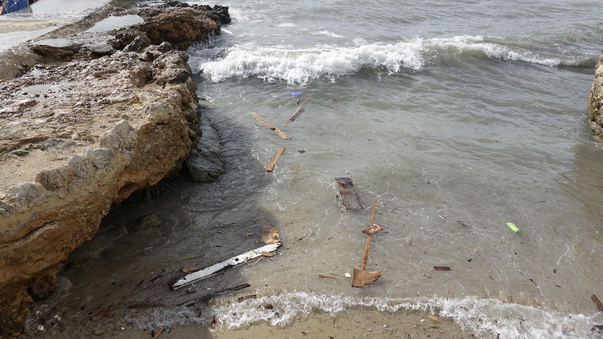 El oleaje destroza contra las rocas de Portals un barco varado