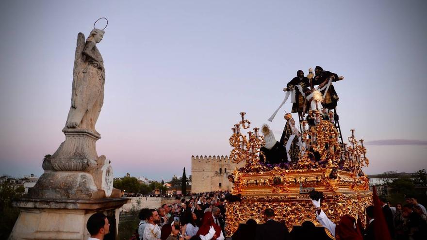 Las cofradías desafían las previsiones de agua el Viernes Santo en Córdoba