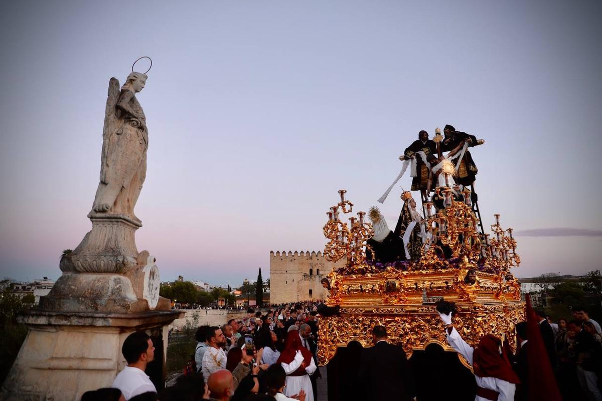 Las cofradías desafían las previsiones de agua el Viernes Santo en Córdoba