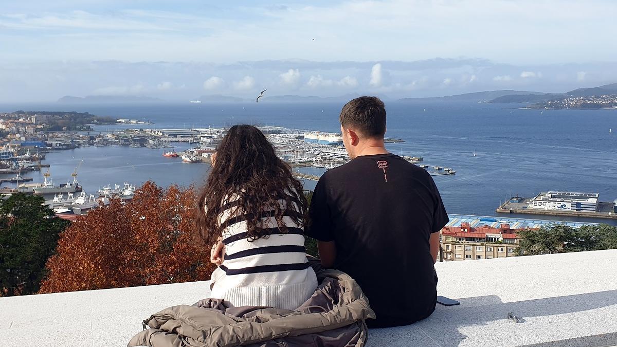 Una pareja disfruta de un momento de cielos despejados durante una tregua de los temporales