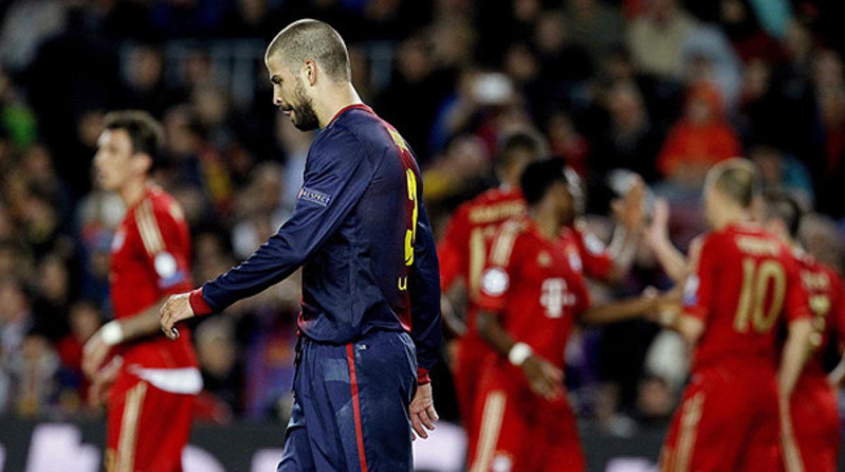 Piqué, capcot després del gol de Müller. Piqué, capcot després del gol de Müller.