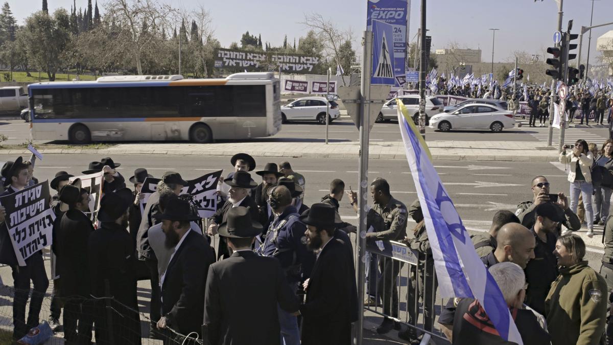 Cientos de israelíes ante el Tribunal Supremo contra exención militar de ultraortodoxos