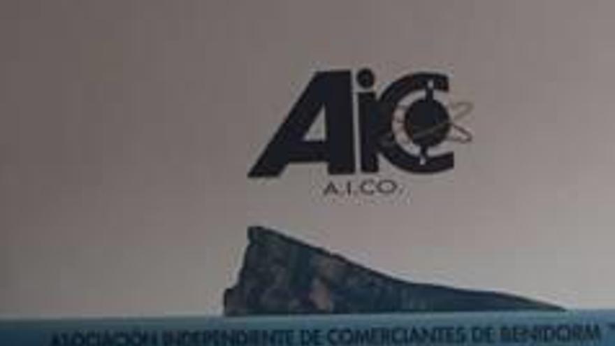 Aico recoge firmas  en contra del tercer mercadillo de Benidorm
