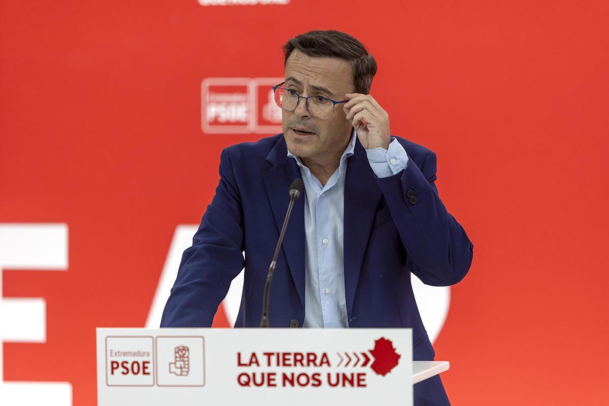 El líder del PSOE de Extremadura, Miguel Ángel Gallardo, este lunes en rueda de prensa.