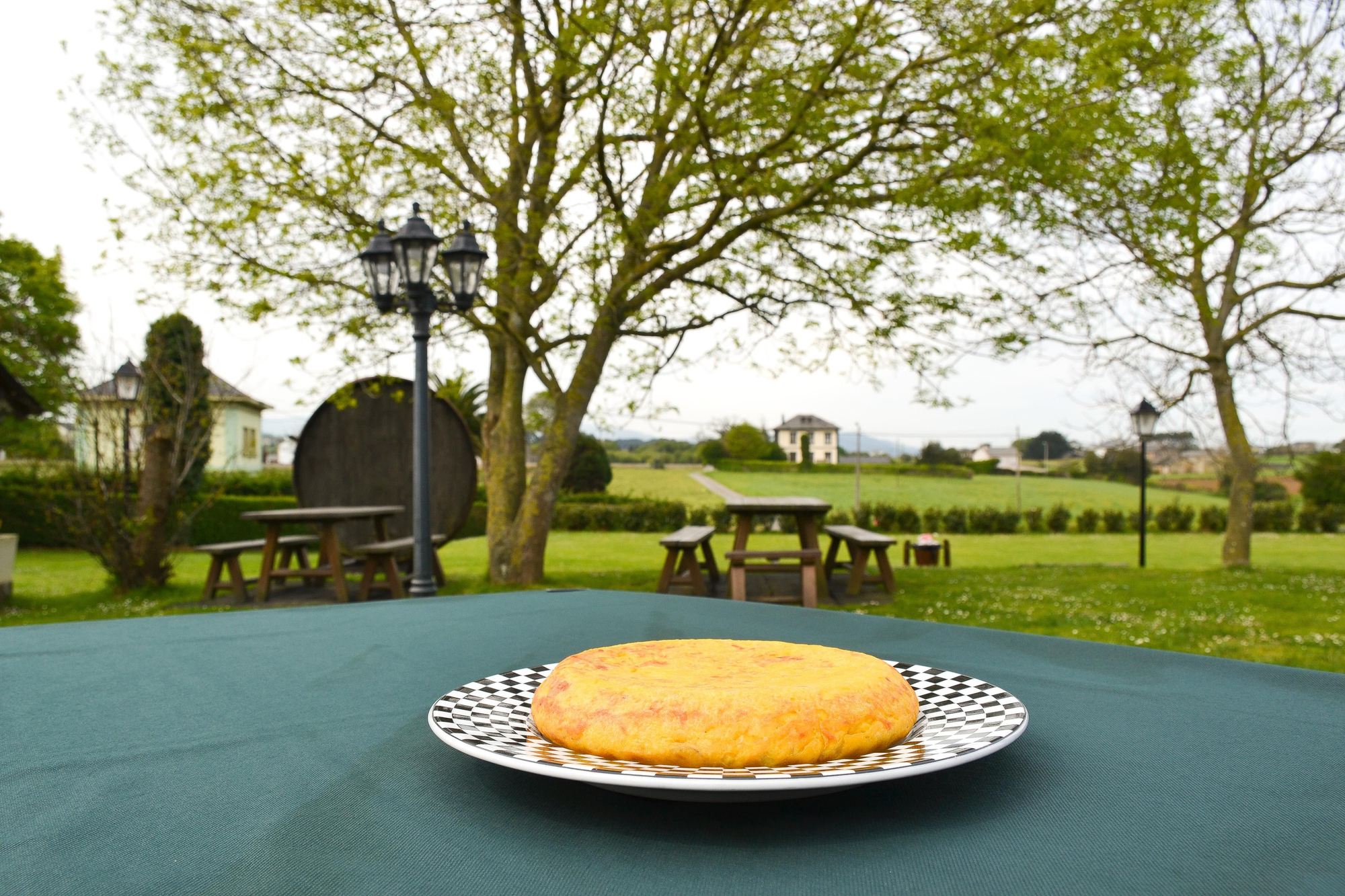 Tortilla de patata sobre una de la mesas del exterior.