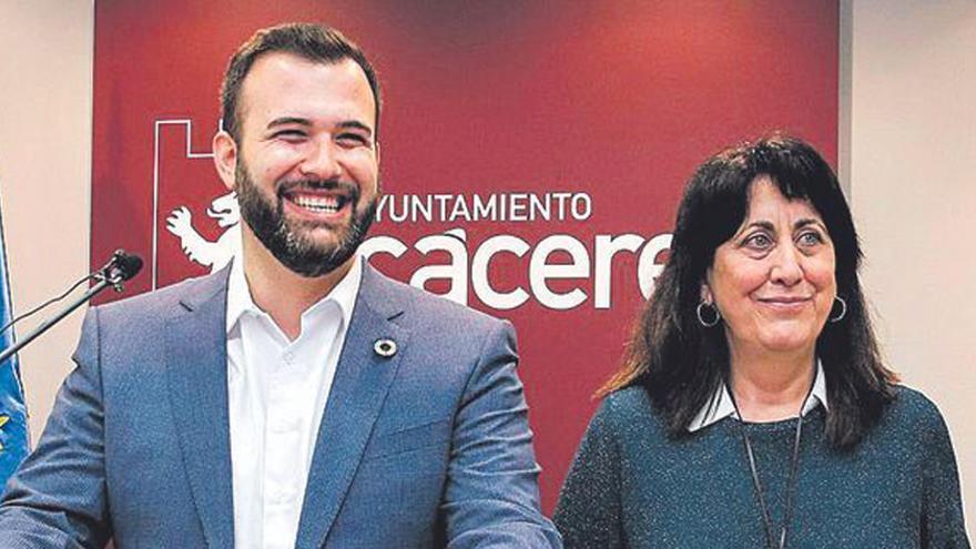 Luis Salaya y Consuelo López, el pasado abril, en la presentación del acuerdo para los presupuestos de 2022.