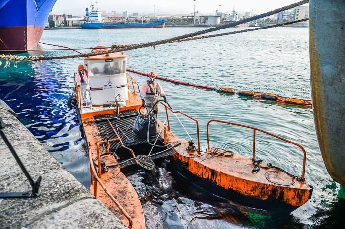 VERTIDO DE FUEL EN EL PUERTO