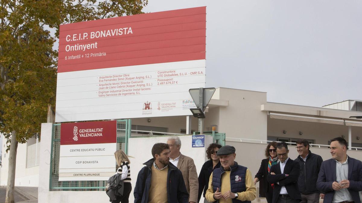 El secretario autonómico visita junto al alcalde las obras del CEIP Bonavista de Ontinyent, en 2023.