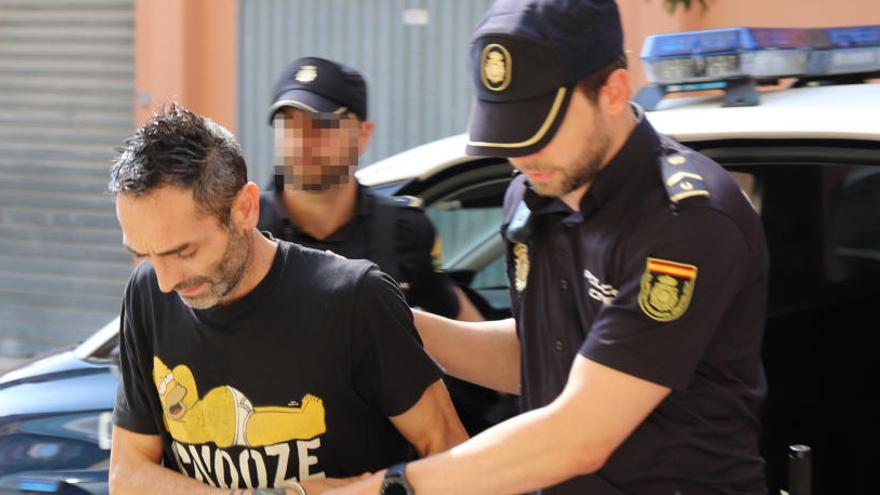 El detenido, a su llegada a los juzgados de Ontinyent. Foto: María Torres.