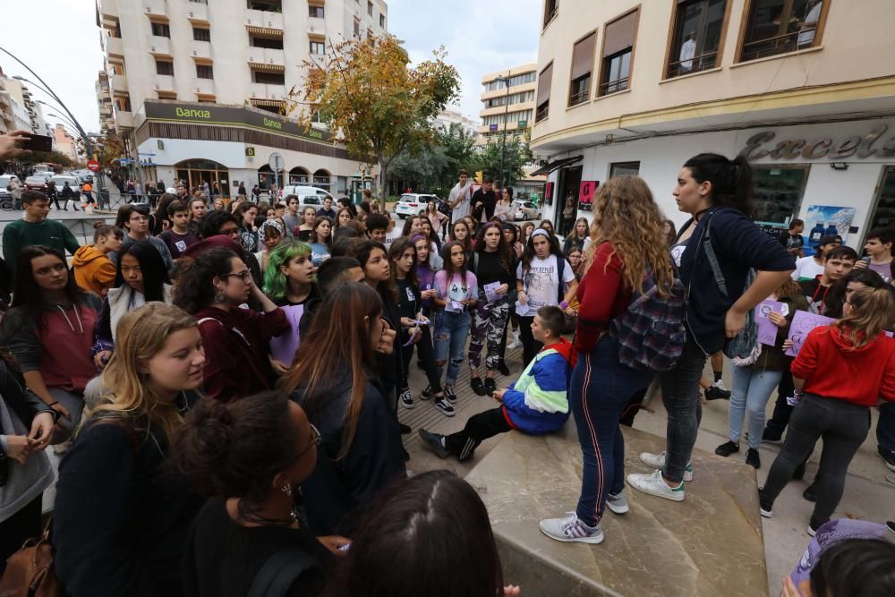 Alrededor de un centenar de alumnos de instituto se manifestaron ayer en las calles de Vila