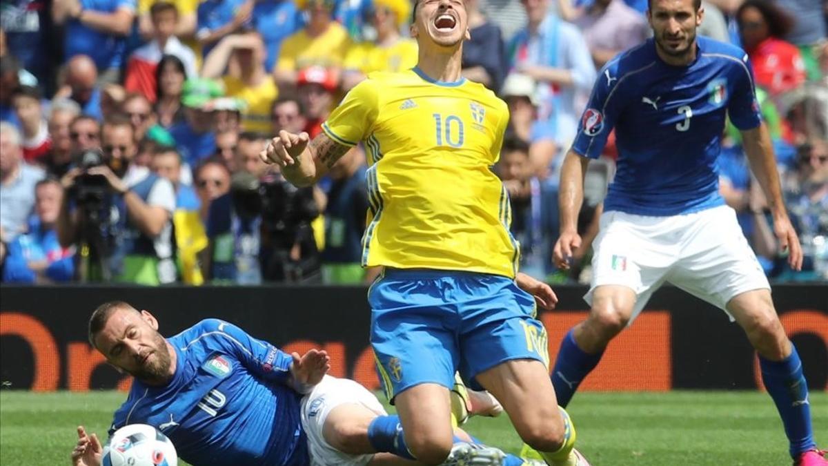 rpaniagua34333848 sweden s zlatan ibrahimovic is challenged by italy160617154746