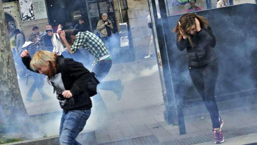 Protesta en Nantes con lanzamiento de petardos y botes de humo. // Reuters