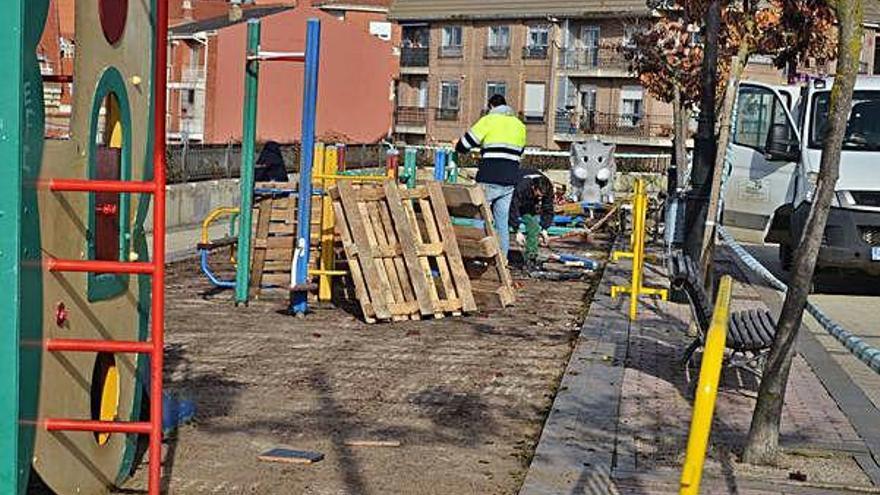 Comienzan las obras de reforma y renovación del parque infantil de la Mota Vieja