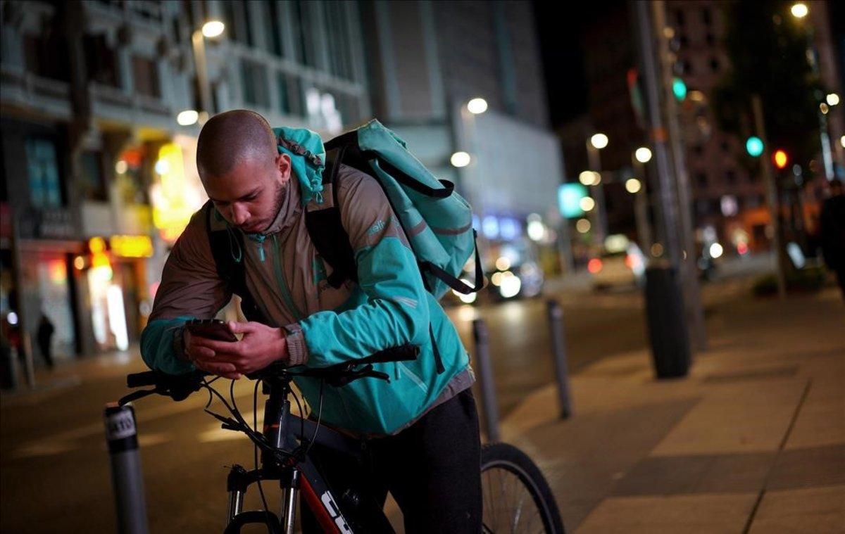  Un ciclista en el centro de Madrid, de noche.