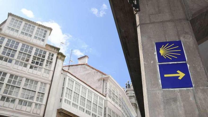 Señal que indica el paso del Camino de Santiago por la Plazuela de los Ángeles en A Coruña.