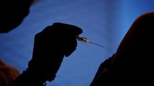 Una enfermera vacuna con AstraZeneca en el centro de atención primaria Casernes.