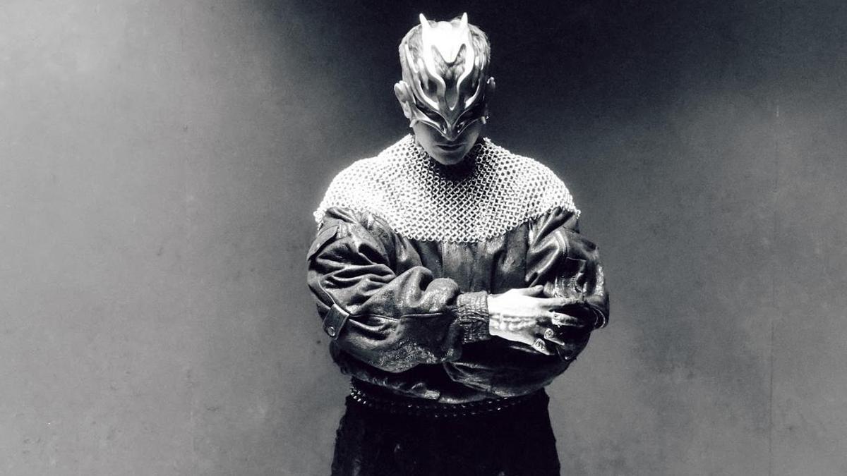 Recycled J, entre medieval y futurista en una foto promocional de su nuevo álbum.