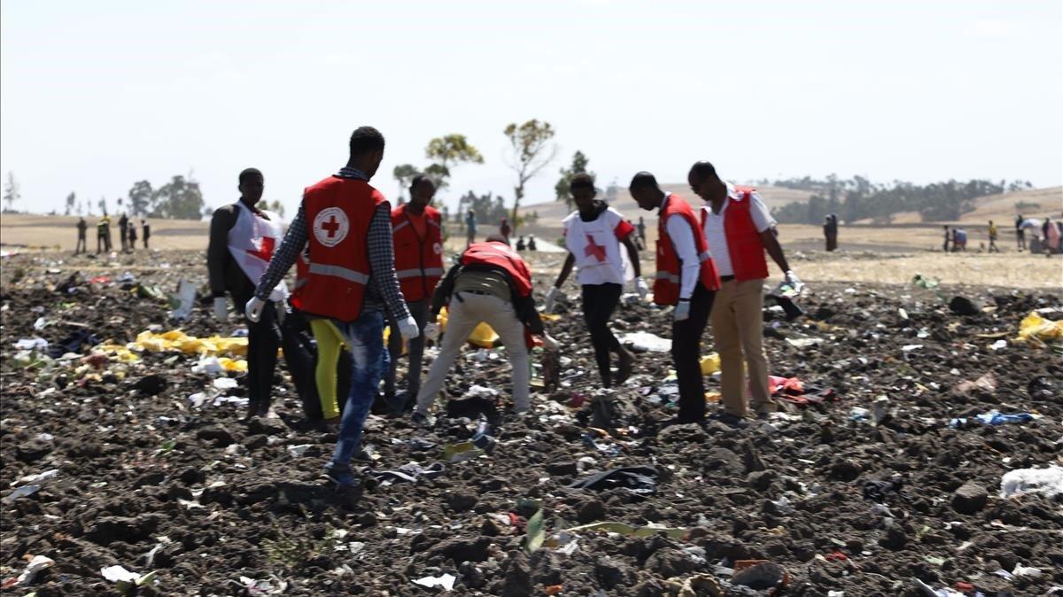 fcasals47295023 red cross team work amid debris at the crash site of ethiopi190310143306