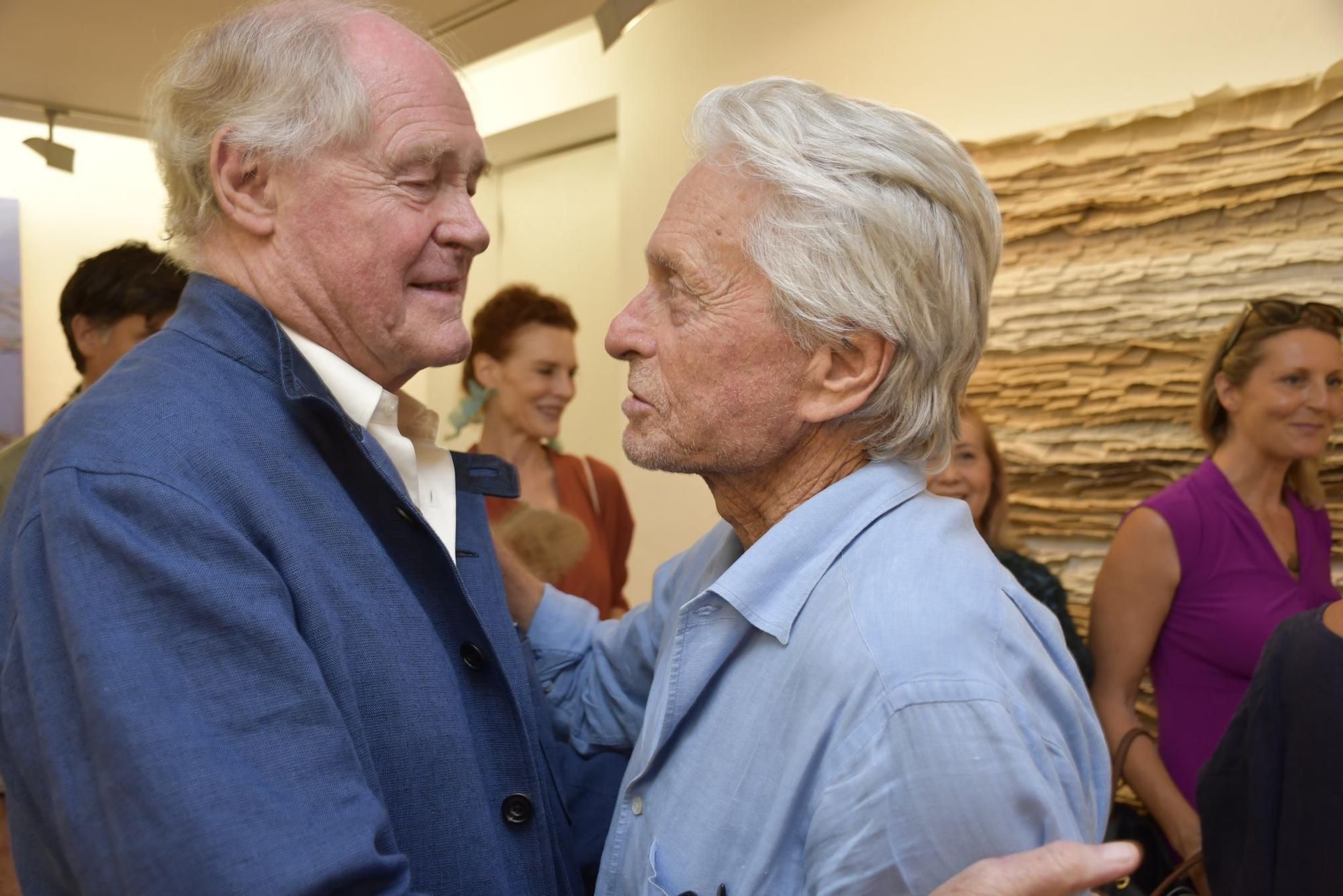 Vernissage mit Hollywood-Star: Michael Douglas bei der Vernissage von Vater und Tochter Zupan auf Mallorca