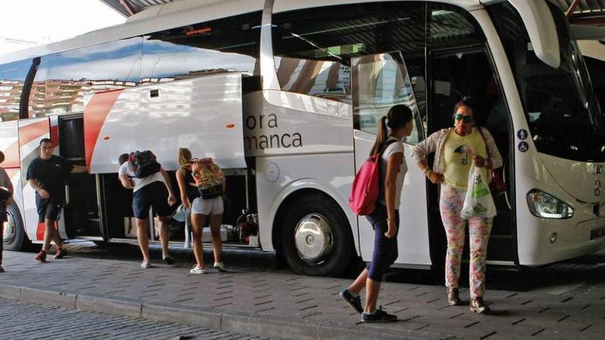 Varios zamoranos toman un autocar en la estación de autobuses de la capital.