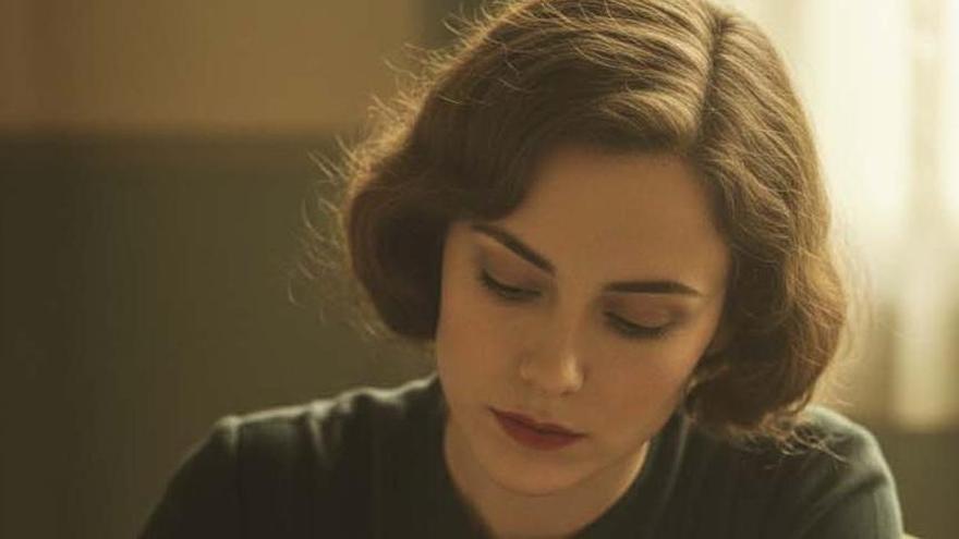 Recreación de Pilar escribiendo el libro «Una joven madre en las prisiones de Franco». Imagen generada por Perplexity.