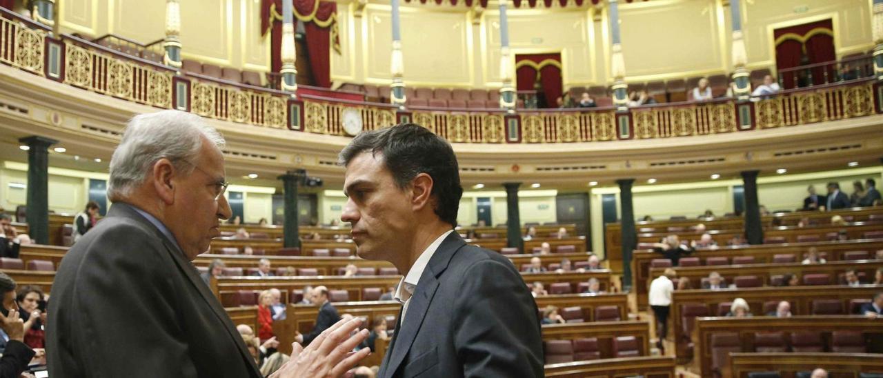 Alfonso Guerra, entonces diputado, habla con Pedro Sánchez en el Congreso de los Diputados (2014).