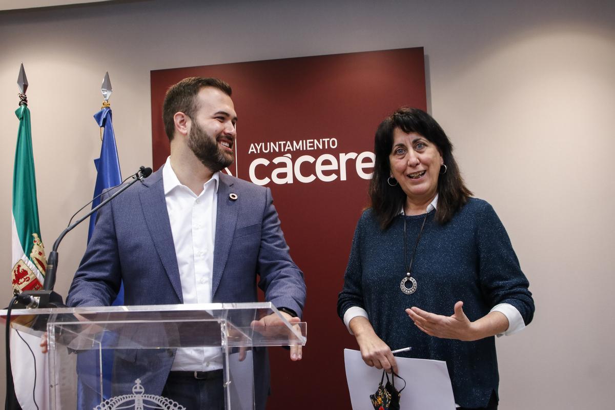 Consuelo López con el alcalde, Luis Salaya, en una comparecencia conjunta durante esta legislatura.