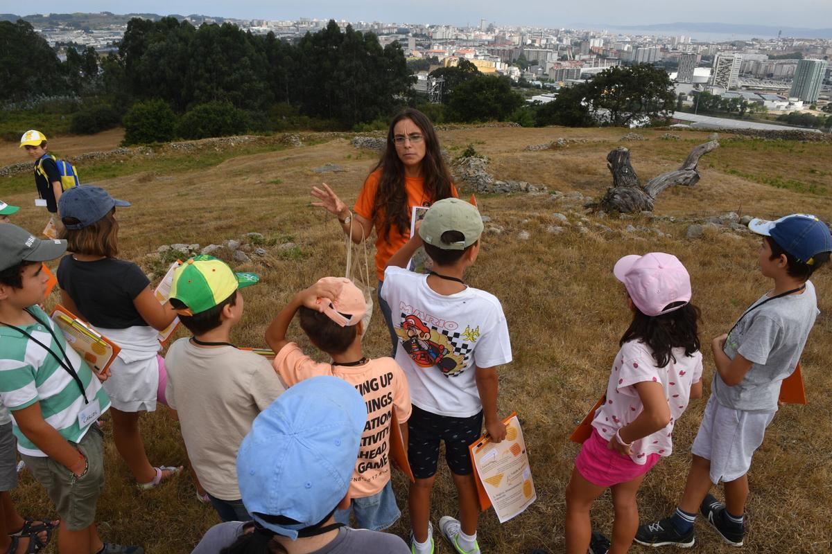 Visita de un campamento de verano al Castro de Elviña el pasado verano