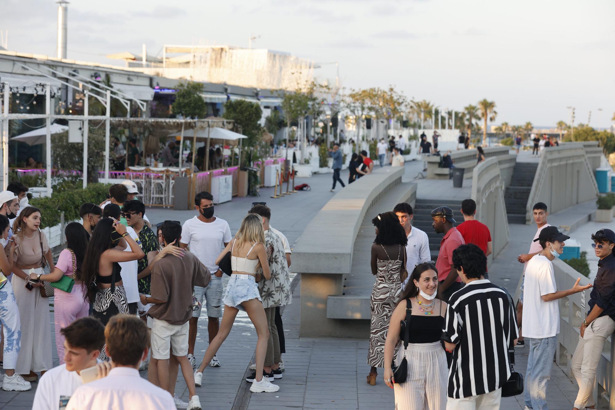 Ambiente en las zonas de ocio de La Marina y Honduras el día que se anuncian nuevas restricciones