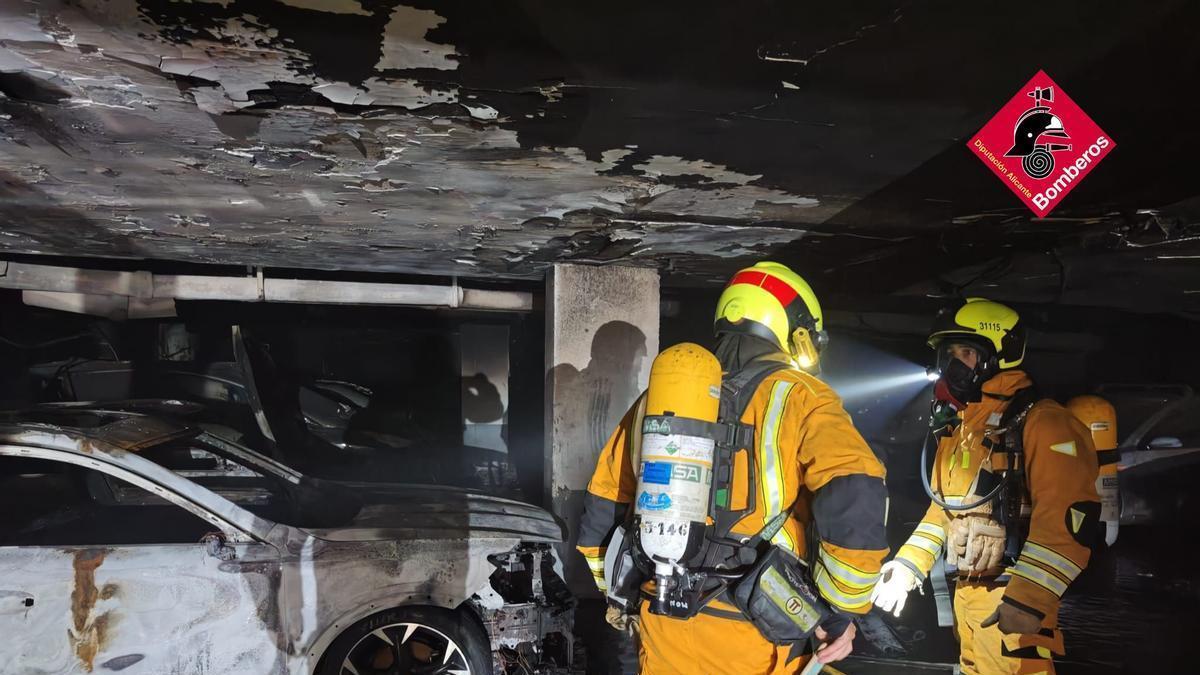 El dispositivo del Consorcio Provincial de los Bomberos de Alicante dentro del garaje donde comenzó el incendio.