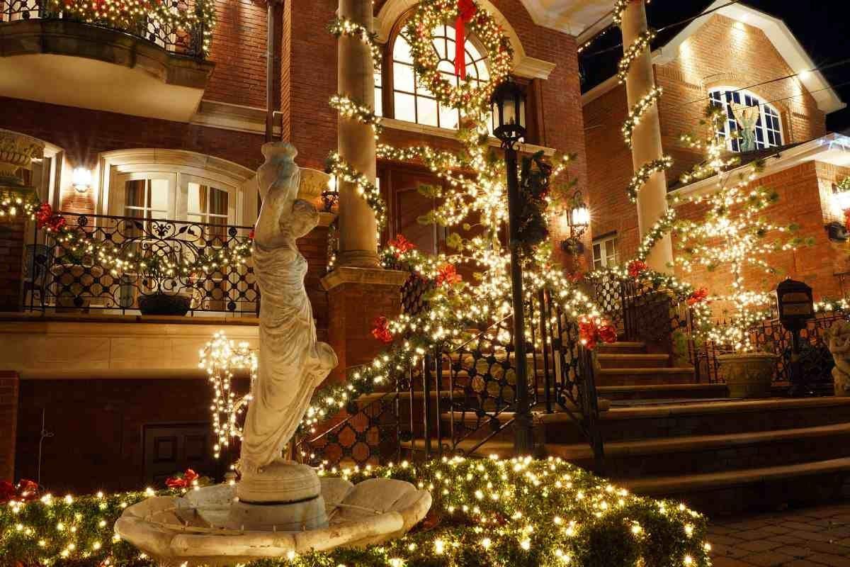 Dyker Heights, casa con luces de Navidad amarillas en Brooklyn, Nueva York