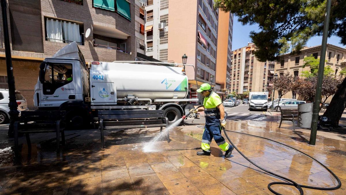 Un operario del servicio de limpieza, en una calle de Zaragoza.