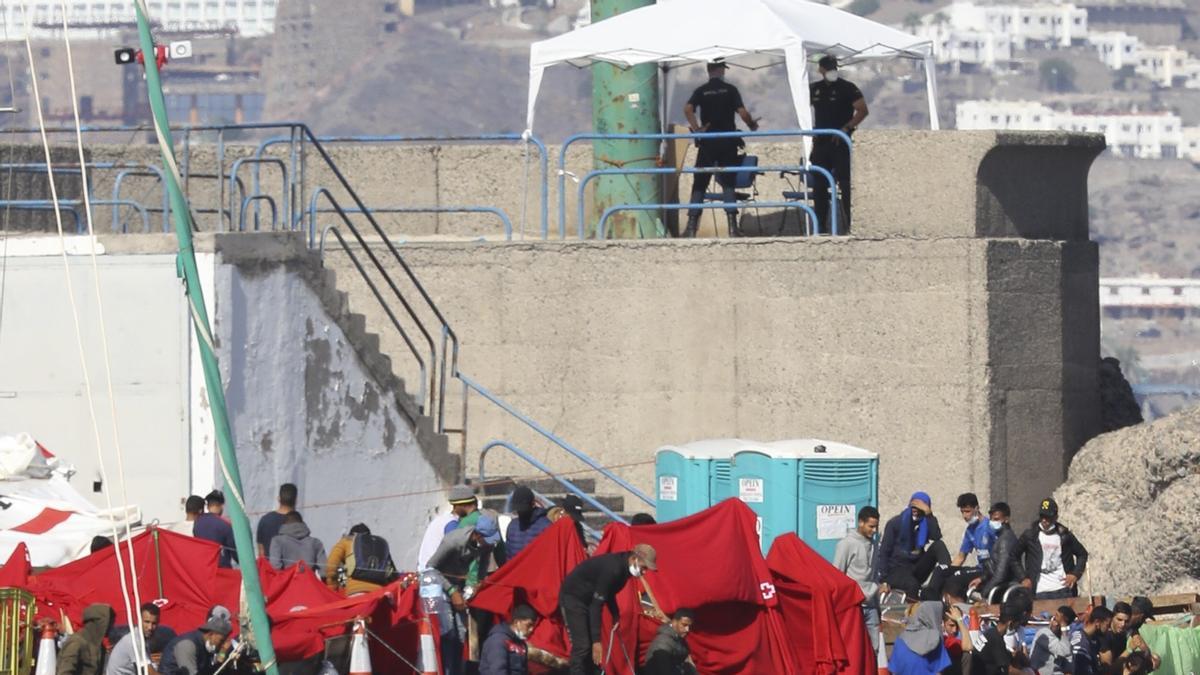 Inmigrantes en el muelle de Arguineguín