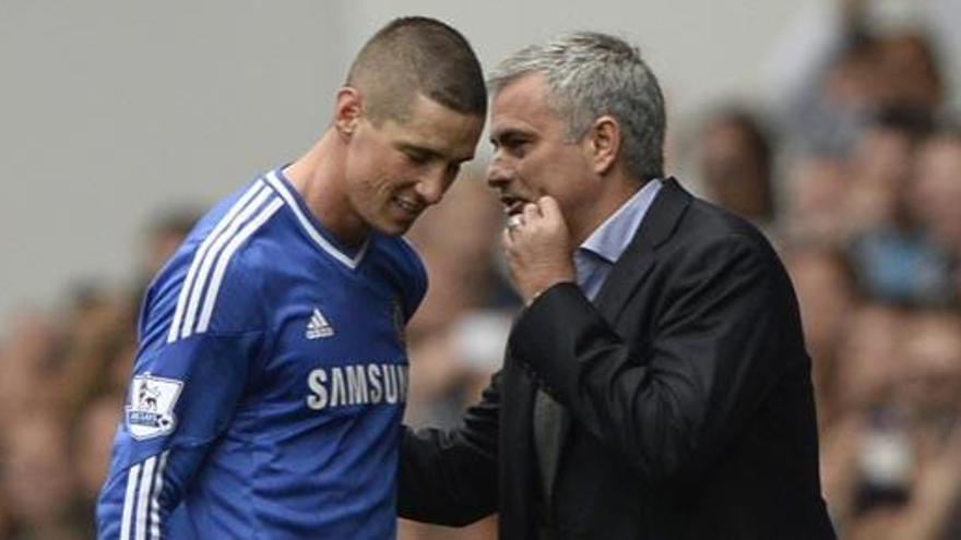 Mourinho y  Fernando Torres durante un partido