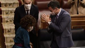 El presidente del Gobierno, Pedro Sánchez, aplaude a la ministra de Hacienda, María Jesús Montero, después de que el Congreso aprobase los Presupuestos Generales del Estado para 2022.