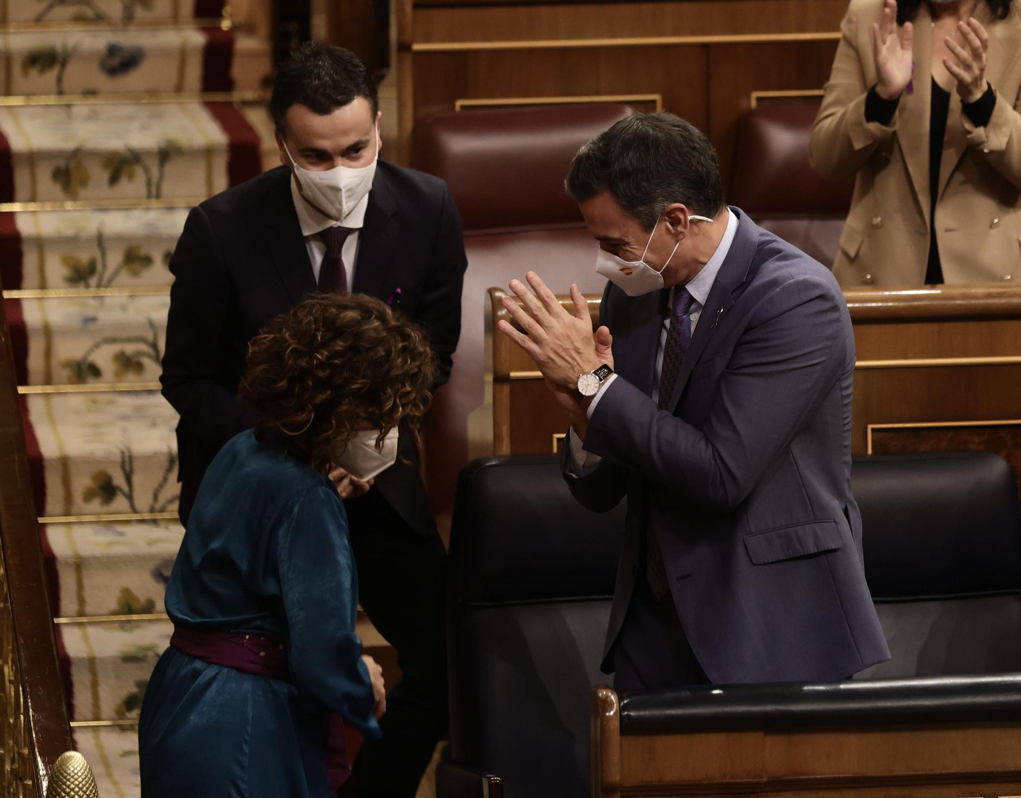 El presidente del Gobierno, Pedro Sánchez, aplaude a la ministra de Hacienda, María Jesús Montero, después de que el Congreso aprobase los Presupuestos Generales del Estado para 2022.