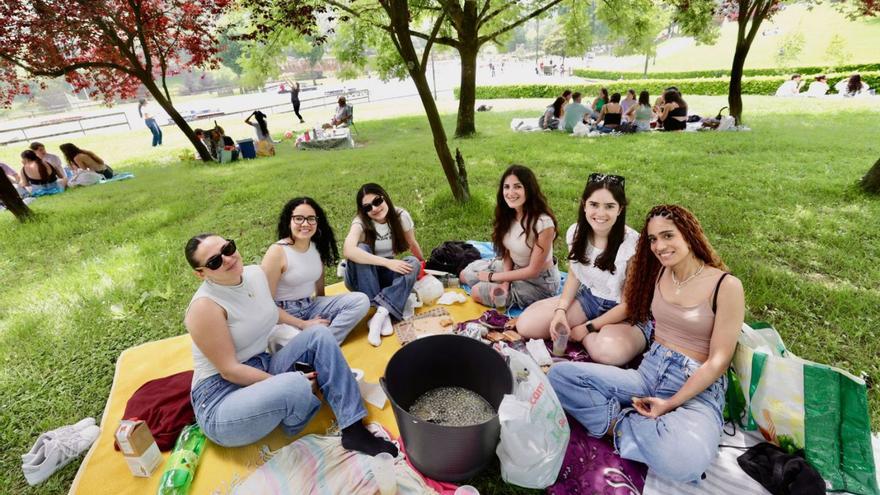 Por la izquierda, Ana García, Alba Fabelo, Lucía Hernández, Rocío Fernández, Alba García y Liliana Ríos, disfrutando del Martes de Campo en el Parque de Invierno. | IRMA COLLÍN