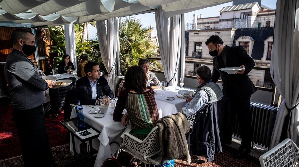 Comedor a mediodía, en la terraza con toldo, donde la mascarilla solo desaparece para comer.