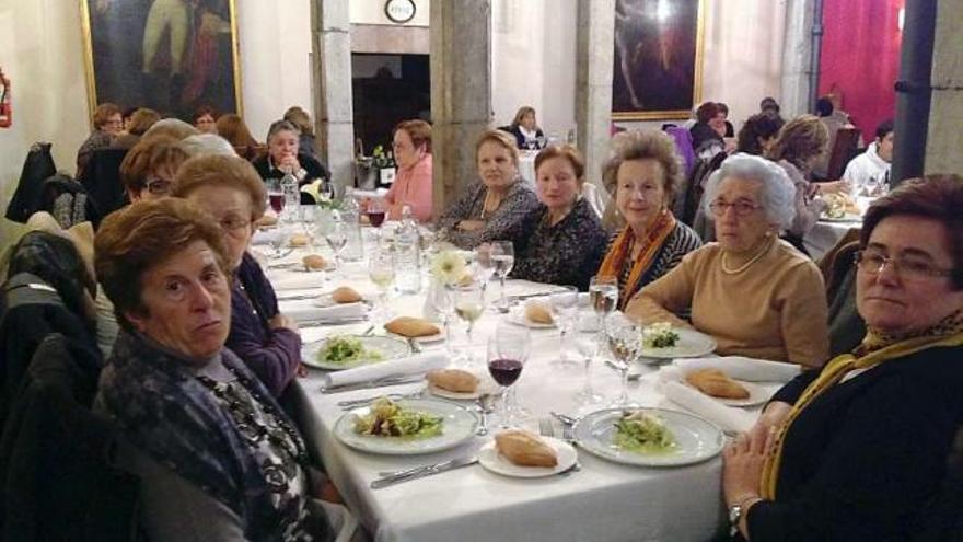 Las mujeres de Pravia, de cena por su fiesta