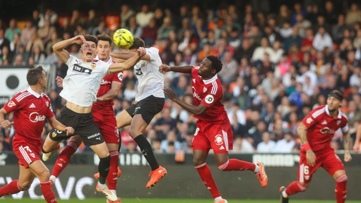 Pepelu, luchando por un balón aéreo
