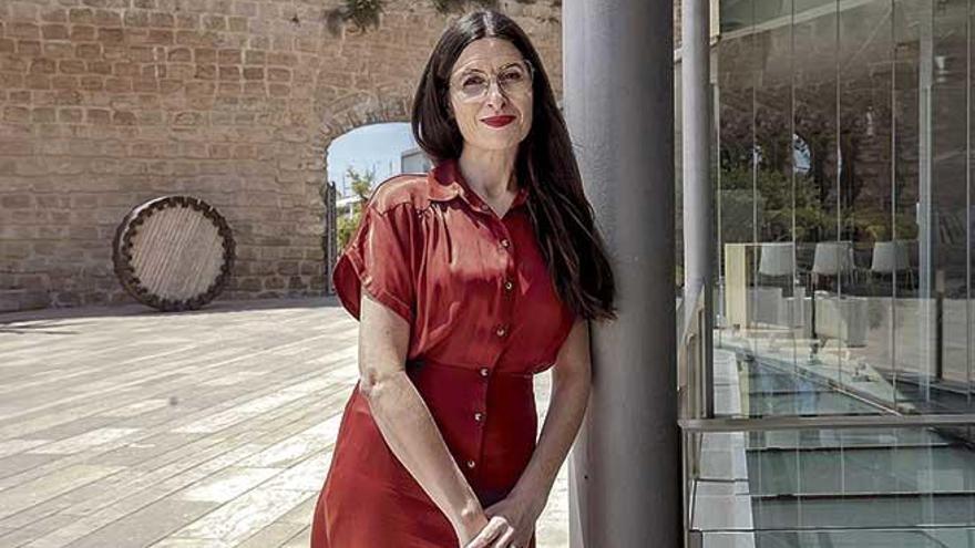 La directora de Es Baluard Museu Imma Prieto posa en las instalaciones artísticas.
